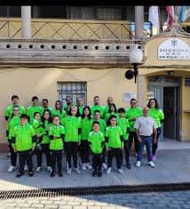 Grupo de miembros de la ACRD Pardavila posando en la entrada del edificio