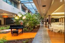 Salón de eventos con piano y decoración tropical
