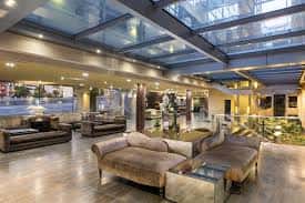 Lobby principal con mobiliario moderno y techo de cristal