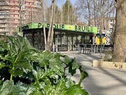 Quiosco del Parque Bruil con terraza y vegetación en primer plano