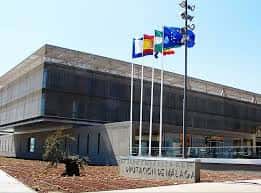 Vista frontal de la sede de la Diputación con banderas de España, Andalucía y la UE