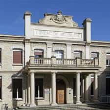Fachada principal del edificio histórico de Egibide Molinuevo con columnas y balcón