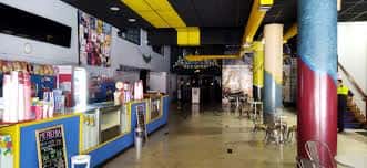 Interior del vestíbulo de los Cines Broadway con taquilla y zona de venta de palomitas