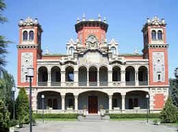 Fachada principal del Palacio de Larrinaga con arquitectura neomudéjar y torres laterales
