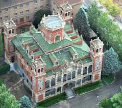Vista aérea del Palacio de Larrinaga destacando su tejado verde y estructura histórica