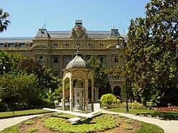 Kiosko central en los jardines de la Plaza Gipuzkoa con fondo del edificio principal