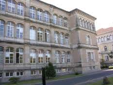 Fachada principal del IES Arcebispo Xelmírez II con arquitectura clásica y grandes ventanales