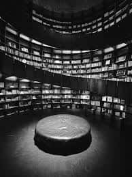 Plano cenital del espacio interior circular del Centro MOP con plataforma central y librerías circundantes