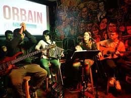 Concierto en vivo en Orbain Kultur Elkartea con músicos tocando instrumentos tradicionales