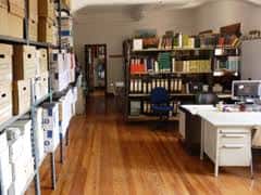 Espacio de trabajo en la biblioteca con archivadores y mobiliario funcional