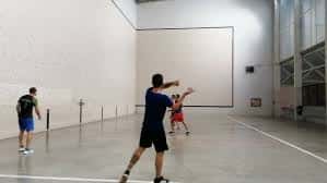 Interior del Frontón López mostrando cancha de pelota vasca con jugadores en acción