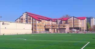 Vista exterior del Colegio San Viator con fachada de ladrillo y tejado rojo