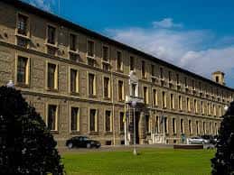 Fachada lateral del Edificio Pignatelli con jardín y estatua central