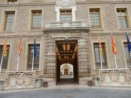 Detalle de la entrada principal del Edificio Pignatelli con banderas