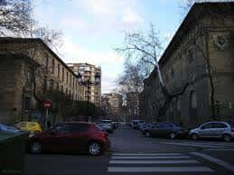 Vista urbana de la calle Segismundo Moret con edificios antiguos y tráfico local