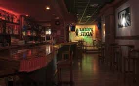 Vista del interior de La Ley Seca con barra de bar y zona de conciertos