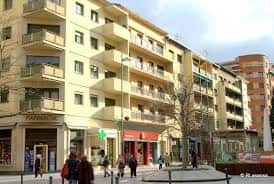 Fachada de edificios residenciales y comerciales en la Avenida Carlos III, Pamplona