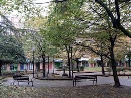 Vista del Parque de la Plaza Electra con árboles y bancos en un día soleado