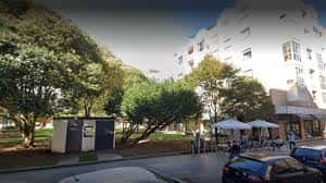 Área exterior del parque con mesas y sombrillas, ideal para eventos al aire libre