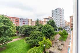 Vista panorámica del parque desde una altura, mostrando zonas verdes y edificios cercanos