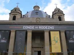 Vista frontal del Monumento a los Caídos en Pamplona con su cúpula y columnas clásicas