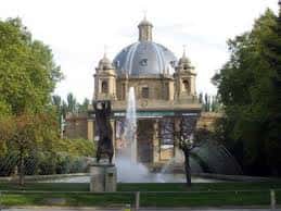Monumento a los Caídos rodeado de jardines y fuente central en Pamplona