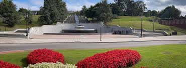 Vista panorámica del Parque del Oeste con escalinatas centrales y jardines floridos
