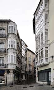 Vista de la Calle Correría en Vitoria con edificios históricos y balcones tradicionales