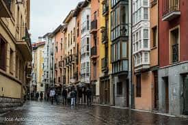 Calle Correría en Vitoria con edificios coloridos y personas caminando