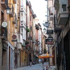Calle Correría en Vitoria con tiendas y terrazas al aire libre