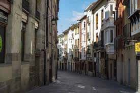 Calle Correría en Vitoria con edificios antiguos y calles estrechas