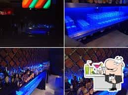 Interior del bar de Logia Club con iluminación azul y ambiente festivo