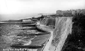 Vista histórica en blanco y negro de Black Rock en Kemp Town con acantilados y paseo marítimo