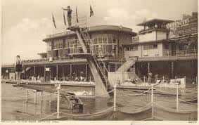 Piscina histórica de Black Rock con estructura de saltos y bandera, rodeada de espectadores