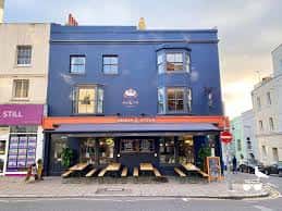 Fachada exterior del establecimiento Maris & Otter en Brighton con terraza al aire libre