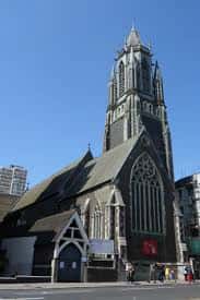 Vista exterior de la St Paul's Church en Brighton con su torre gótica y fachada de piedra bajo cielo azul