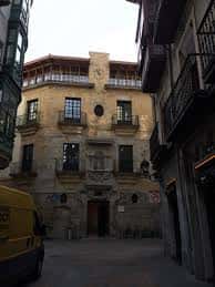 Vista lateral del edificio Palacio John en Bilbao con detalles arquitectónicos clásicos