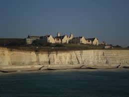 Vista panorámica de Roedean School desde el mar, mostrando el edificio principal sobre los acantilados blancos de Brighton