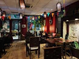 Sala de comedor del Sabai Thai Brighton con decoración tailandesa y ambiente acogedor