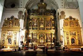Vista del altar mayor dorado y ornamental de la iglesia