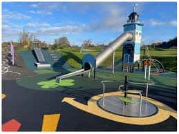Área de juegos infantil con toboganes y estructuras de madera en Hollingdean Park