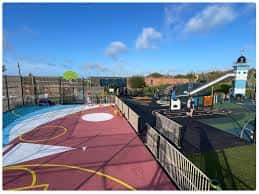 Pista deportiva al aire libre con canchas de baloncesto y zona de juegos