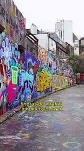Muro de arte urbano con grafitis coloridos en Vigo