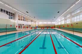 Piscina interior con carriles de natación y iluminación natural