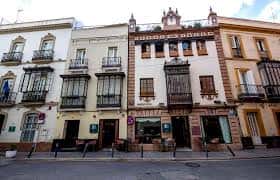 Fachada exterior del restaurante Casa Lonja en Sevilla con arquitectura tradicional andaluza