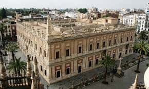 Vista aérea del histórico edificio de la Casa Lonja de Mercaderes en Sevilla