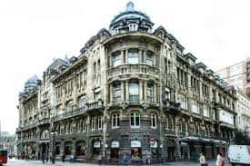 Fachada lateral del edificio de la Sociedad Bilbaina, destacando su diseño arquitectónico y ubicación en esquina