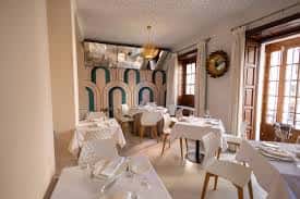 Sala de comedor del restaurante con mesas dispuestas y decoración elegante