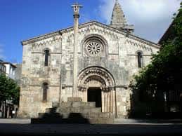 Vista frontal de la Colegiata de Santa María del Campo con su fachada románica y rosetón central