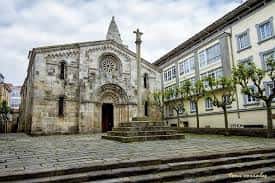 Plaza frente a la Colegiata de Santa María del Campo, mostrando el entorno urbano y árboles